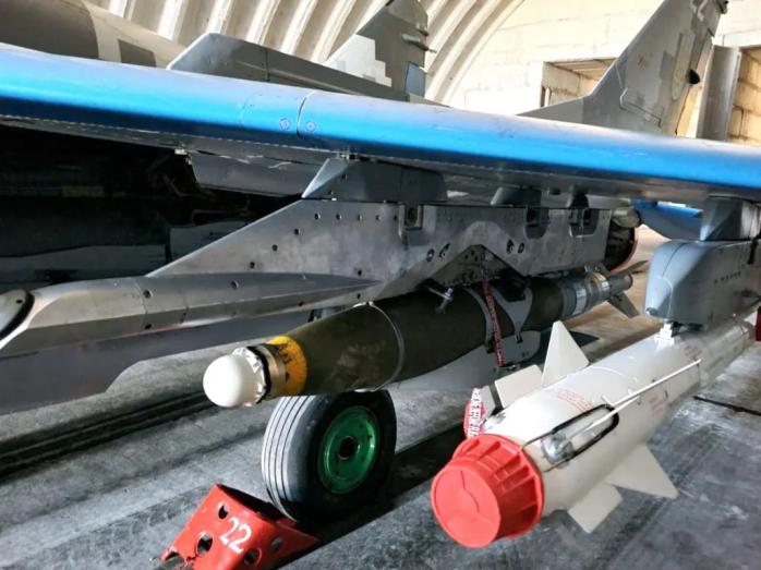 Ураження бомбами JDAM командного пункту росіян на Херсонщині показали Повітряні сили (ВІДЕО)