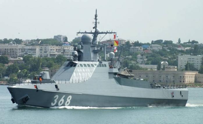 ГУР показало видео атаки дронов на российский корабль «Сергей Котов»