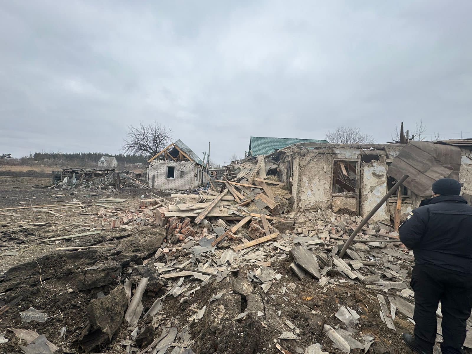 Авіація рф скинула три бомби на Вовчанськ. Фото: поліція