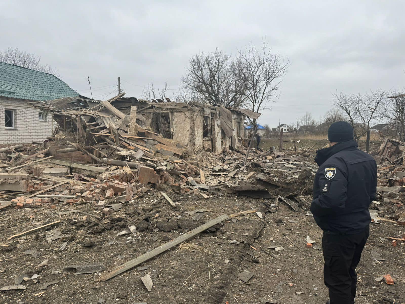 Авіація рф скинула три бомби на Вовчанськ. Фото: поліція