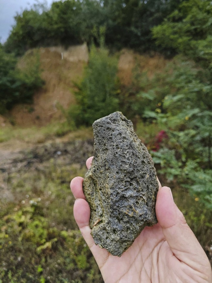 Кам’яне знаряддя, виготовлене з місцевої вулканічної сировини (склоподібного дациту) на археологічній стоянці Королево I в серпні 2023 року. Джерело: Roman Garba via AP
