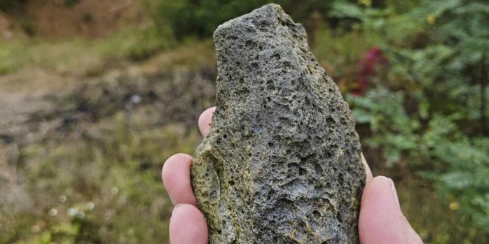 Каменное орудие, изготовленное из местного вулканического сырья (стеклообразного дацита) на археологической стоянке Королево I в августе 2023 года. Источник: Roman Garba via AP