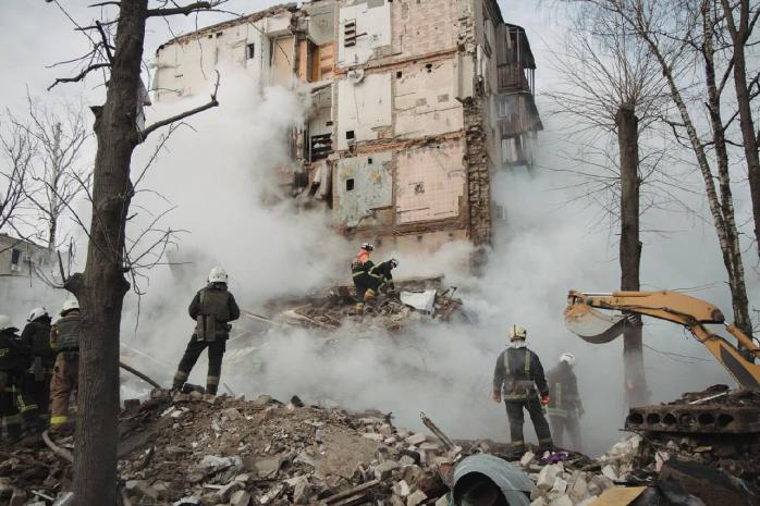 Армія рф скинула авіабомбу на багатоповерхівку в Херсоні. Фото: 