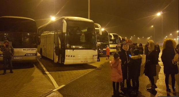Поляки почали зупиняти пасажирські автобуси на кордоні