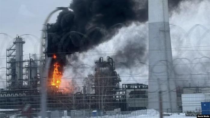 Унаслідок атаки безпілотника на нафтобазу «Лукойл» у Нижньогородській області росії половина виробництва заводу зупинилась