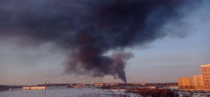 В Рязани из-за атаки беспилотников вспыхнул пожар на нефтеперерабатывающем заводе