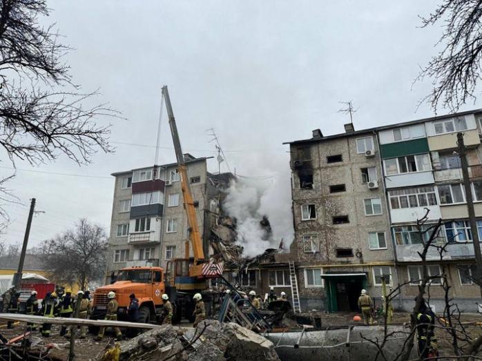 россия ударила по жилому дому в Сумах – нет целого подъезда
