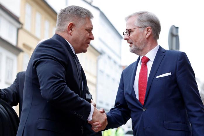 Прем’єр Чехії приховав від Словаччини частину даних про закупівлю боєприпасів для України