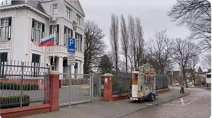 Росіян на виборах в Амстердамі пригостили млинцями з лопати