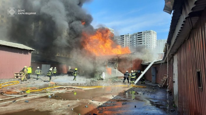 Пожежа на складській будівлі у Харкові, фото: ДСНС