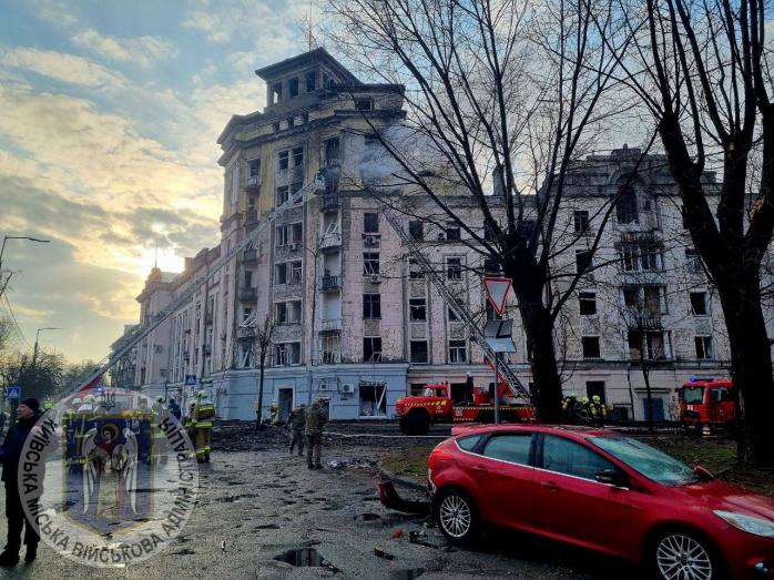 Обгорілі багатоповерхівки та вирви у центрі Києва - наслідки масованого удару по столиці