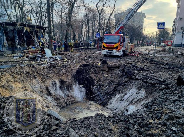Спасатели ГСЧС забрали неразорвавшуюся боевую часть ракеты в Шевченковском районе Киева 