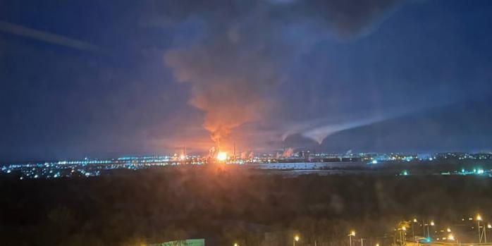 Пожар на НПЗ в Новокуйбышевске Самарской области, фото: социальные сети