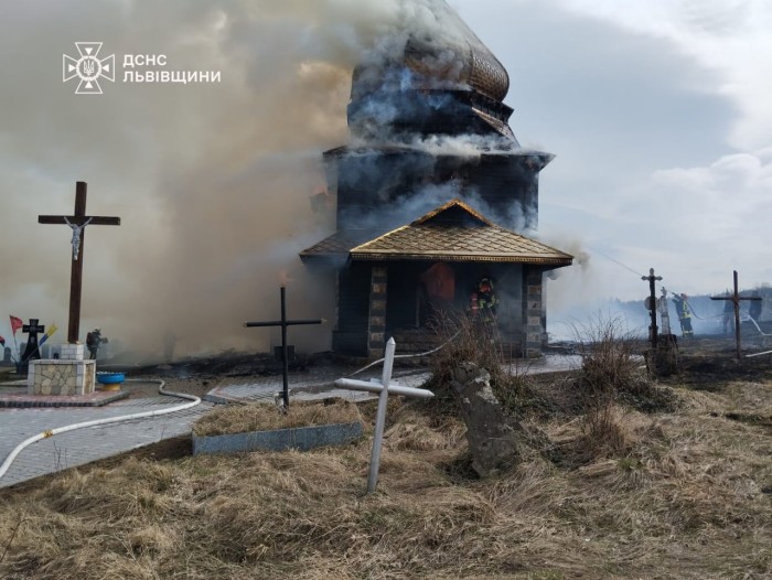 На Львівщині сталася пожежа у дерев’яній церкві у селі Сможе, фото: ДСНС