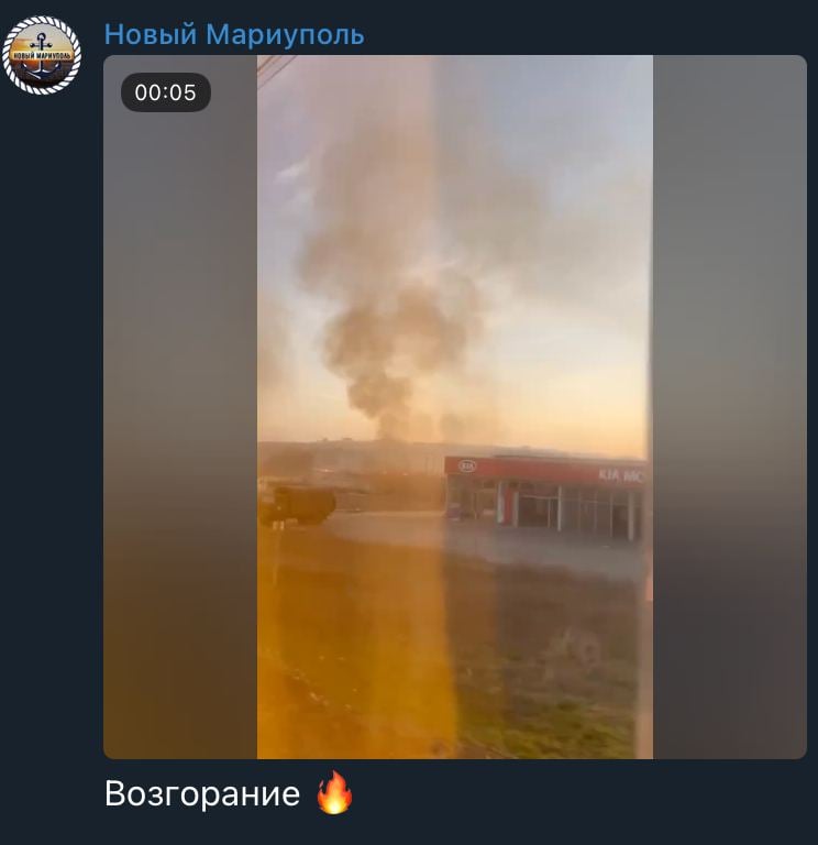 Пожежа спалахнула в районі бази окупантів у Маріуполі. Фото: Петро Андрющенко