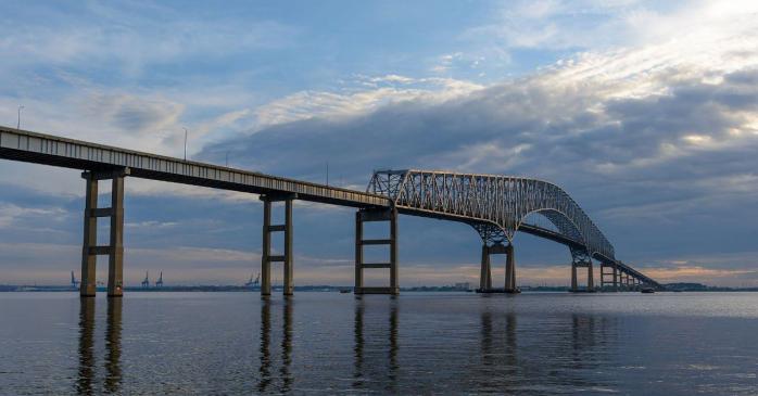 Грузовое судно обрушило мост в американском Балтиморе. Фото:
