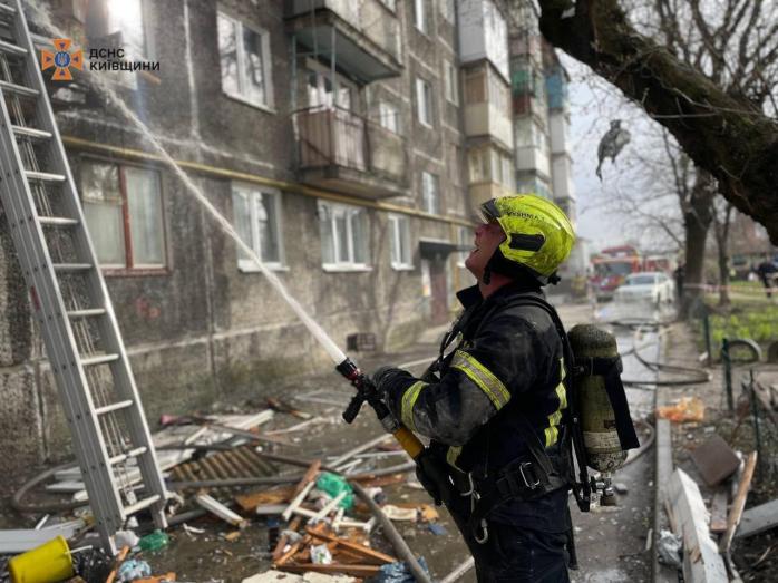 В Белой Церкви произошел взрыв в многоэтажке – есть погибшая, горят квартиры