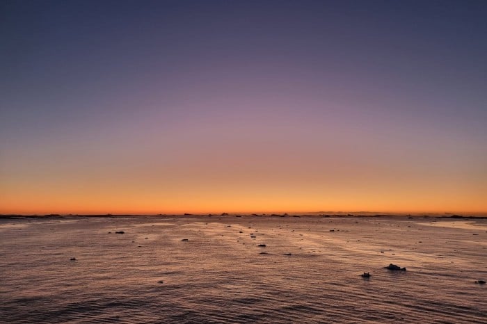 Захід сонця в Антарктиді, фото: Національний антарктичний науковий центр