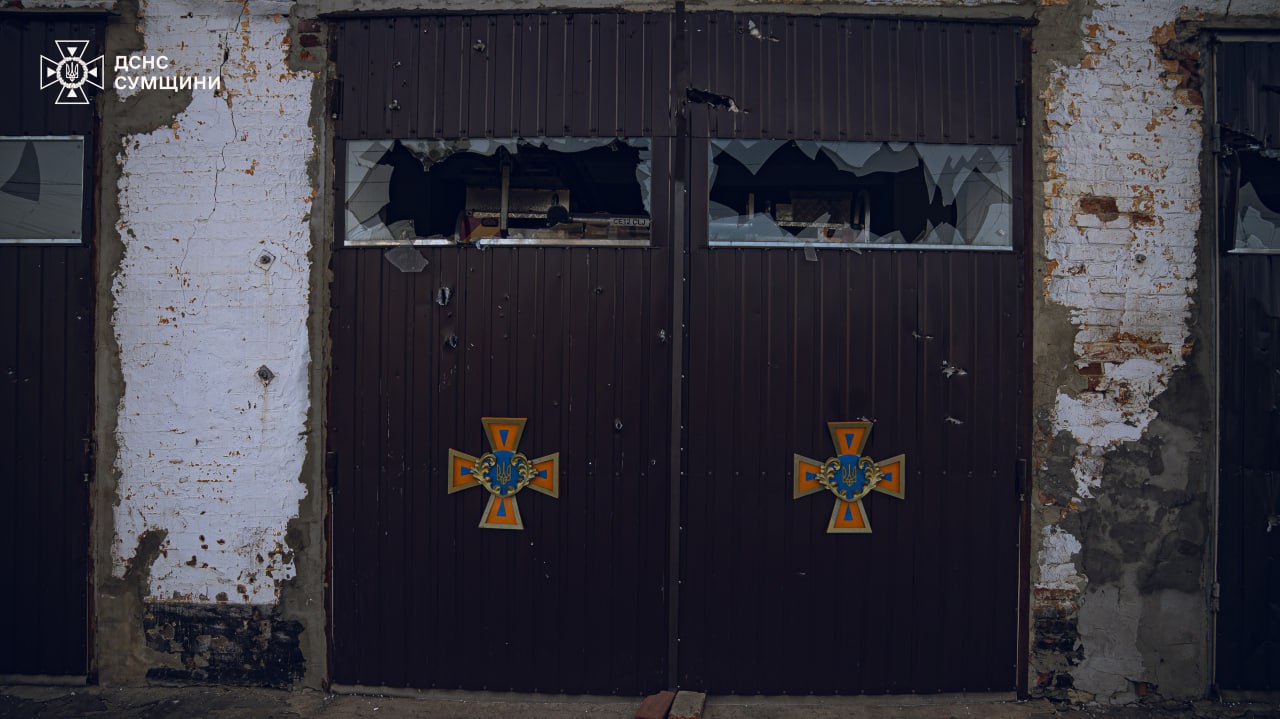Росіяни обстріляли пожежну частину на Сумщині. Фото: ДСНС