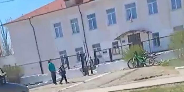 Рашисти облаштували склад боєприпасів у школі, фото: «АТЕШ»