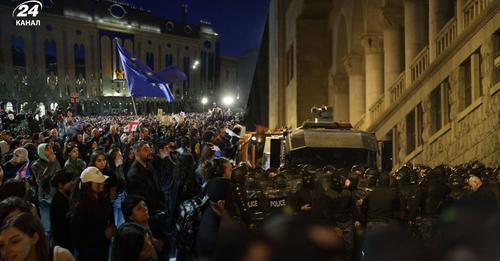 Возле парламента Грузии в Тбилиси начался жесткий разгон протестующих