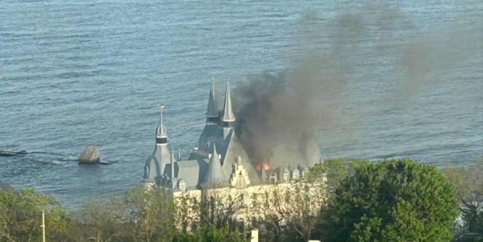 В Одессе после обстрела рф загорелся дворец студентов юракадемии, который называют «замком Гарри Поттера»