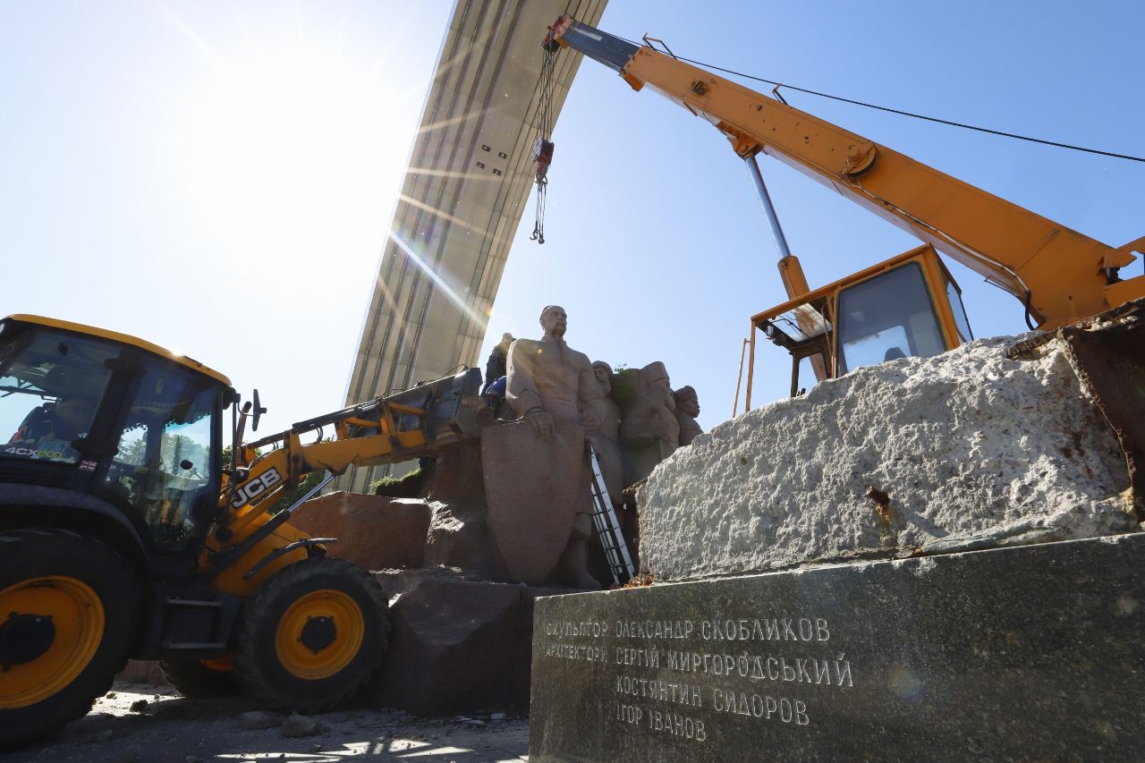 Пам'ятник на честь Переяславської ради демонтують. Фото: КМДА