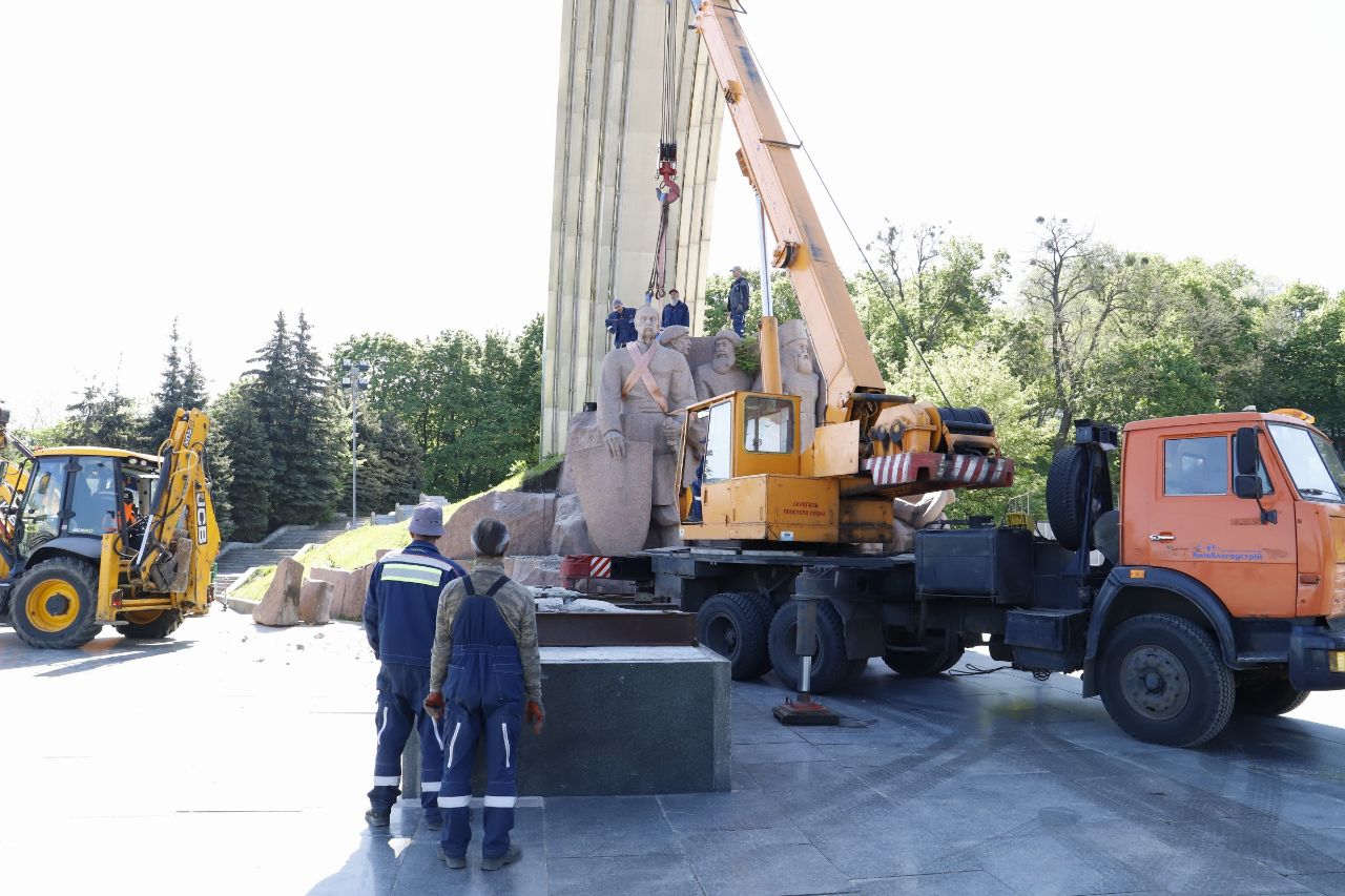Пам'ятник на честь Переяславської ради демонтують. Фото: КМДА