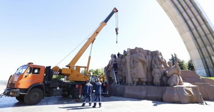 Памятник в честь Переяславской рады демонтируют. Фото: КГГА