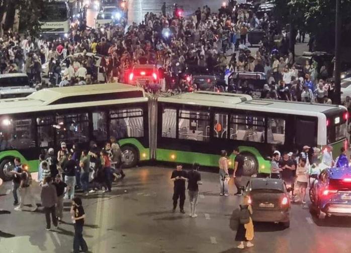 Поліція та спецпризначенці жорстко відтіснили протестувальників від будівлі парламенту Грузії