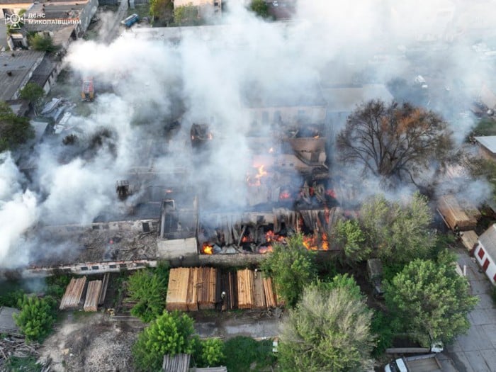 У Миколаєві спалахнула масштабна пожежа, фото: ДСНС