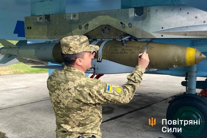 Авіабомба з модулем JDAM-ER підвішена на пілон українського винищувача Су-27. Фото: Повітряні сили ЗСУ