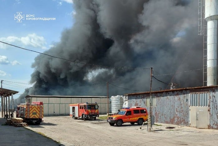 У Кропивницькому спалахнула пожежа на хімічному виробництві, фото: ДСНС