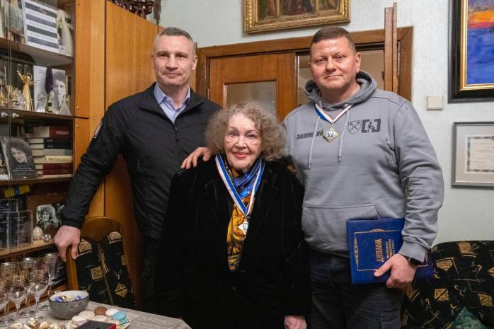 Залужный и Лина Костенко стали почетными гражданами Киева - фото награждения в квартире поэтессы
