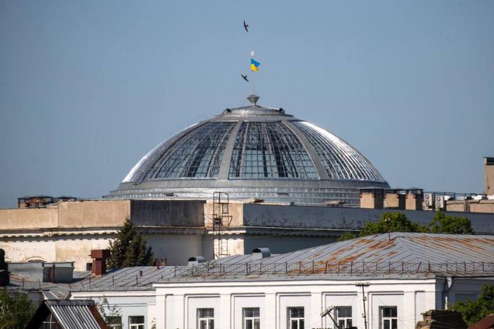 В Киеве восстановили стеклянный купол Дома учителя, который повредила ракетная атака россиян