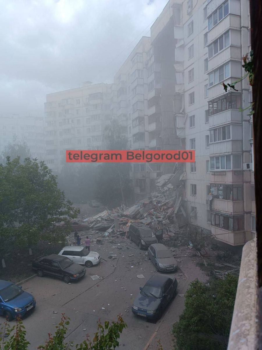 Під’їзд 10-поверхівки обвалився у Бєлгороді. Фото: місцеві пабліки