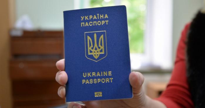 Консульские услуги украинским мужчине призывного возраста снова будут предоставлять. Фото: