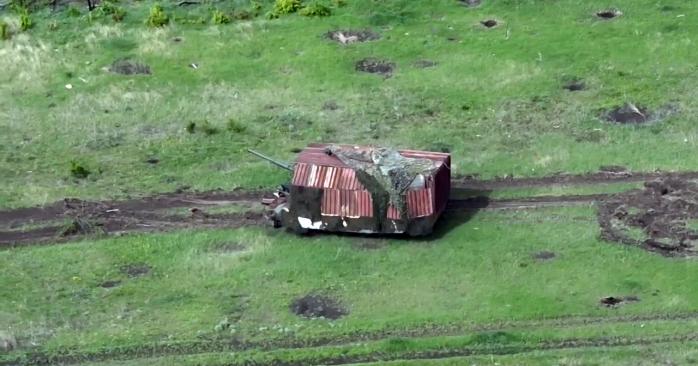 Бійці НГУ спопелили російський «танк-сарай». Скріншот з відео