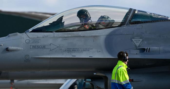 Техники ВСУ научились обслуживать истребители F-16. Фото: