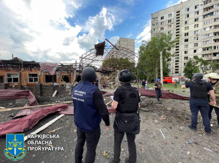 Злочинці рф скинули бомби по спальному району Харкова, є постраждалі, вибито 550 вікон