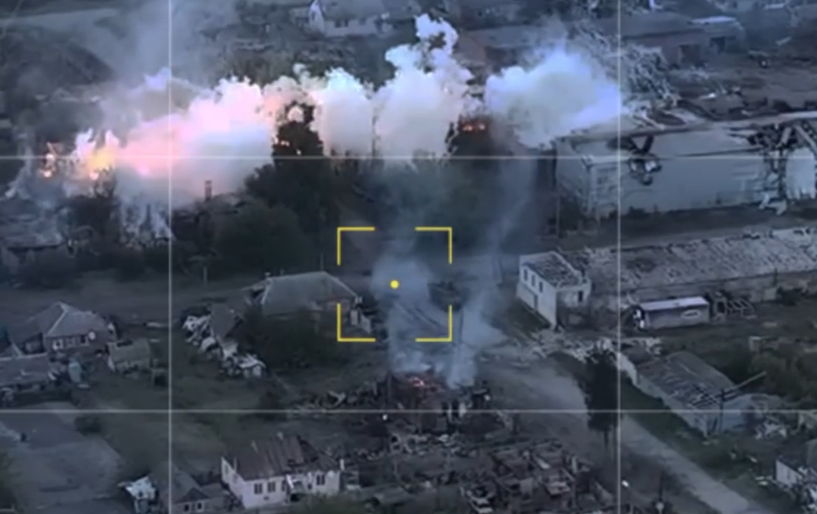 Американські БТР Stryker у Вовчанську. Скріншот з відео
