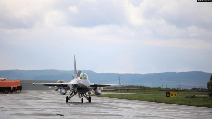 Перша група українських пілотів закінчила навчання на літаках F-16 у США