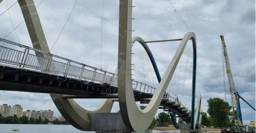 В Киеве открыли мост-волну