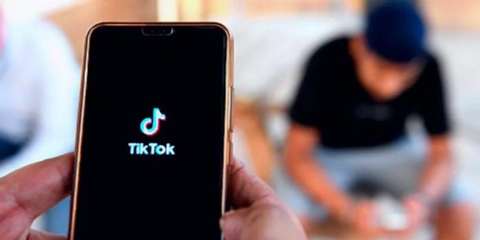 Новий небезпечний челендж у TikTok - душити себе до знепритомнення та знімати це на відео