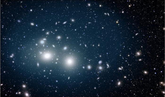 Зображення, зроблене супутником «Евклід», показує скупчення галактик Персея, залите м’яким синім світлом, що виходить від зірок-сиріт. Ці зірки-сироти розсіяні по всьому скупченню, простягаючись на 2 млн світлових років від його центру. Скупчення галактик виділяються сяючими еліптичними формами на тлі темного простору космосу. Фото: ESA/Euclid/Euclid Consortium/NASA, image processing by M. Montes (IAC) and J.-C. Cuillandre (CEA Paris-Saclay)