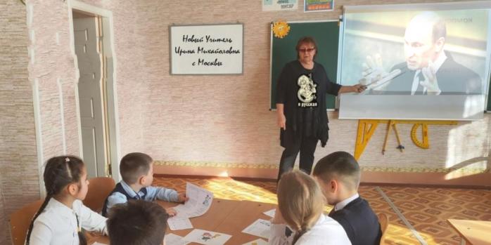 Росіяни змушені звозити на ТОТ вчителів з рф