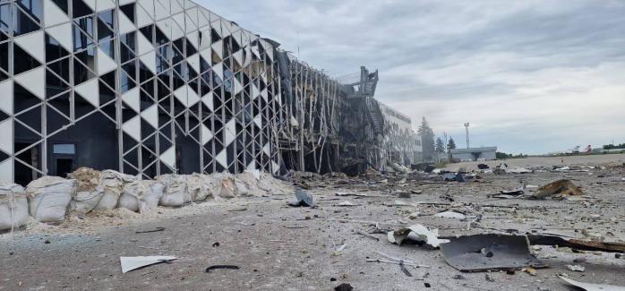 Російські нацисти зруйнували аеропорт у Запоріжжі