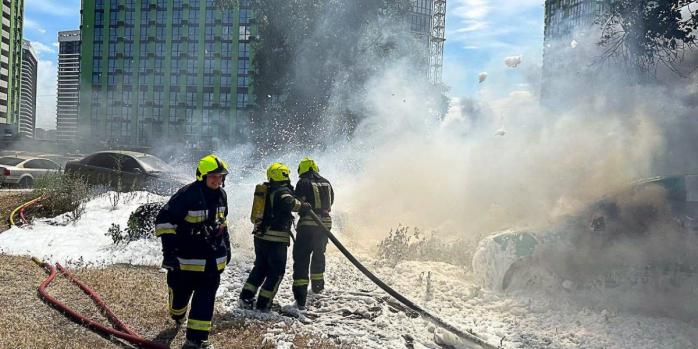 У Дарницькому районі Києва загасили масштабну пожежу, фото: ДСНС
