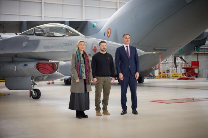 Зеленский в Бельгии посетил авиабазу, где учатся украинские техники обслуживания F-16