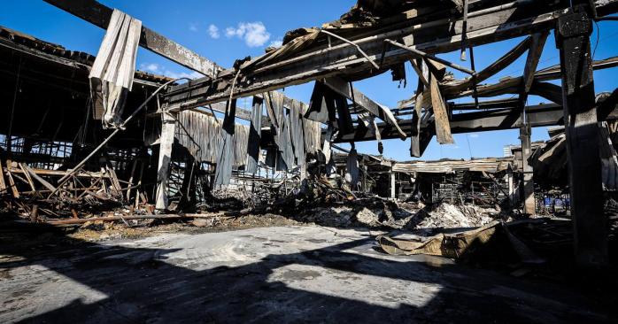 Зросла кількість жертв після російського бомбардування «Епіцентру». Фото: ДСНС